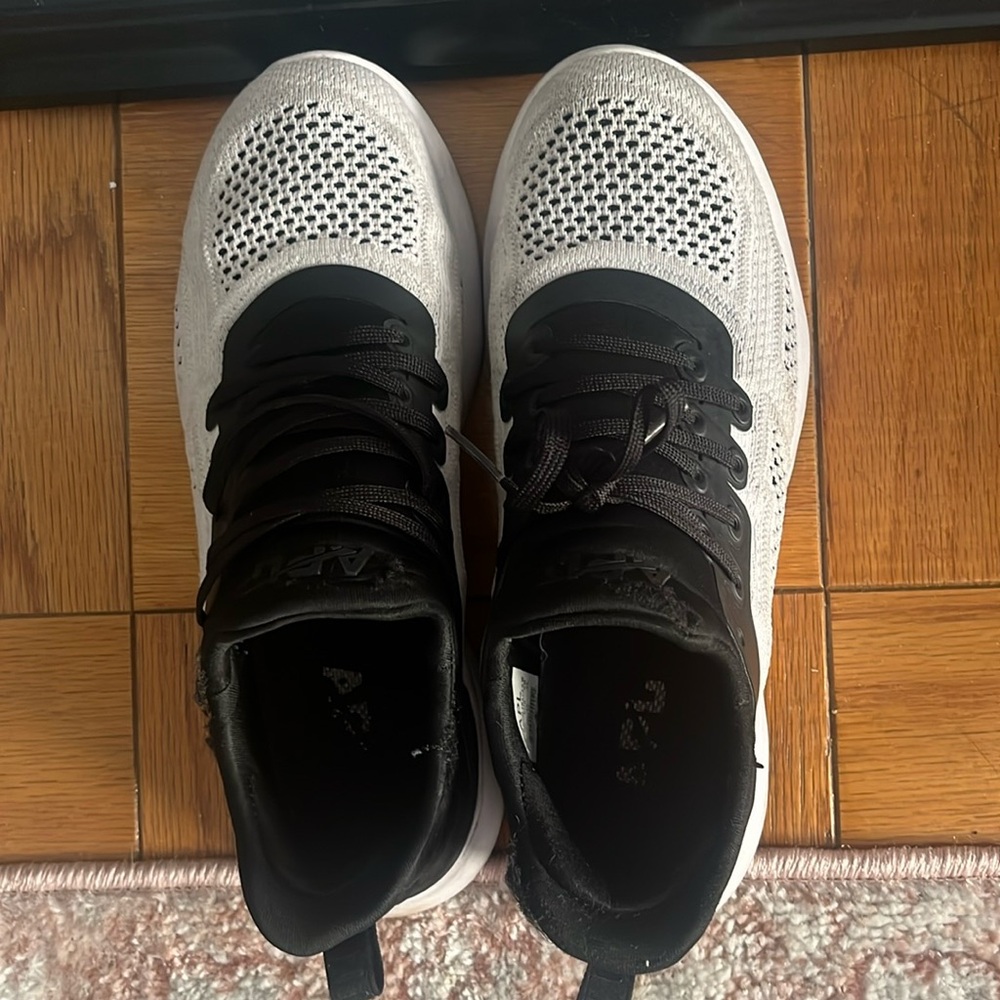 APLs women’s US size 7.5